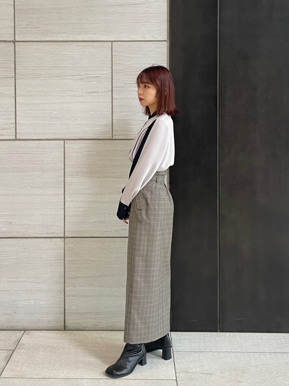 ブルー系のシャツ/ブラウス、ブラック系のブーツ、その他のスカートを着用したレディースの秋コーディネートの2枚目の写真