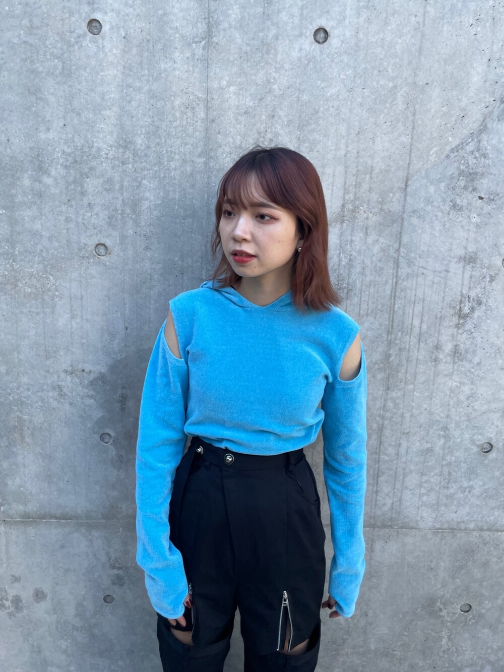 ブラック系のその他パンツを着用したレディースの秋コーディネートの3枚目の写真