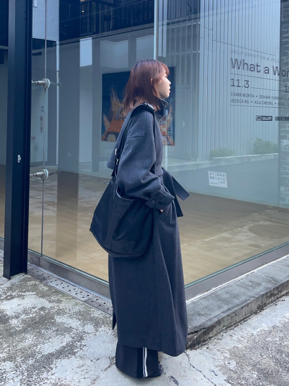 ブラック系のダウンジャケット/コート、ブラック系のトートバッグを着用したレディースの秋コーディネートの3枚目の写真