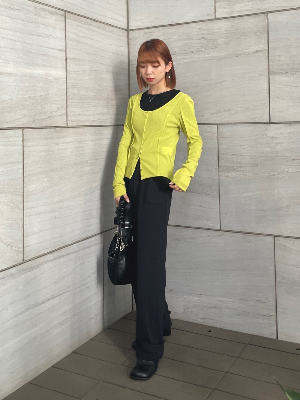 イエロー系のTシャツ/カットソー、ブラック系のその他パンツを着用したレディースの夏コーディネートの2枚目の写真