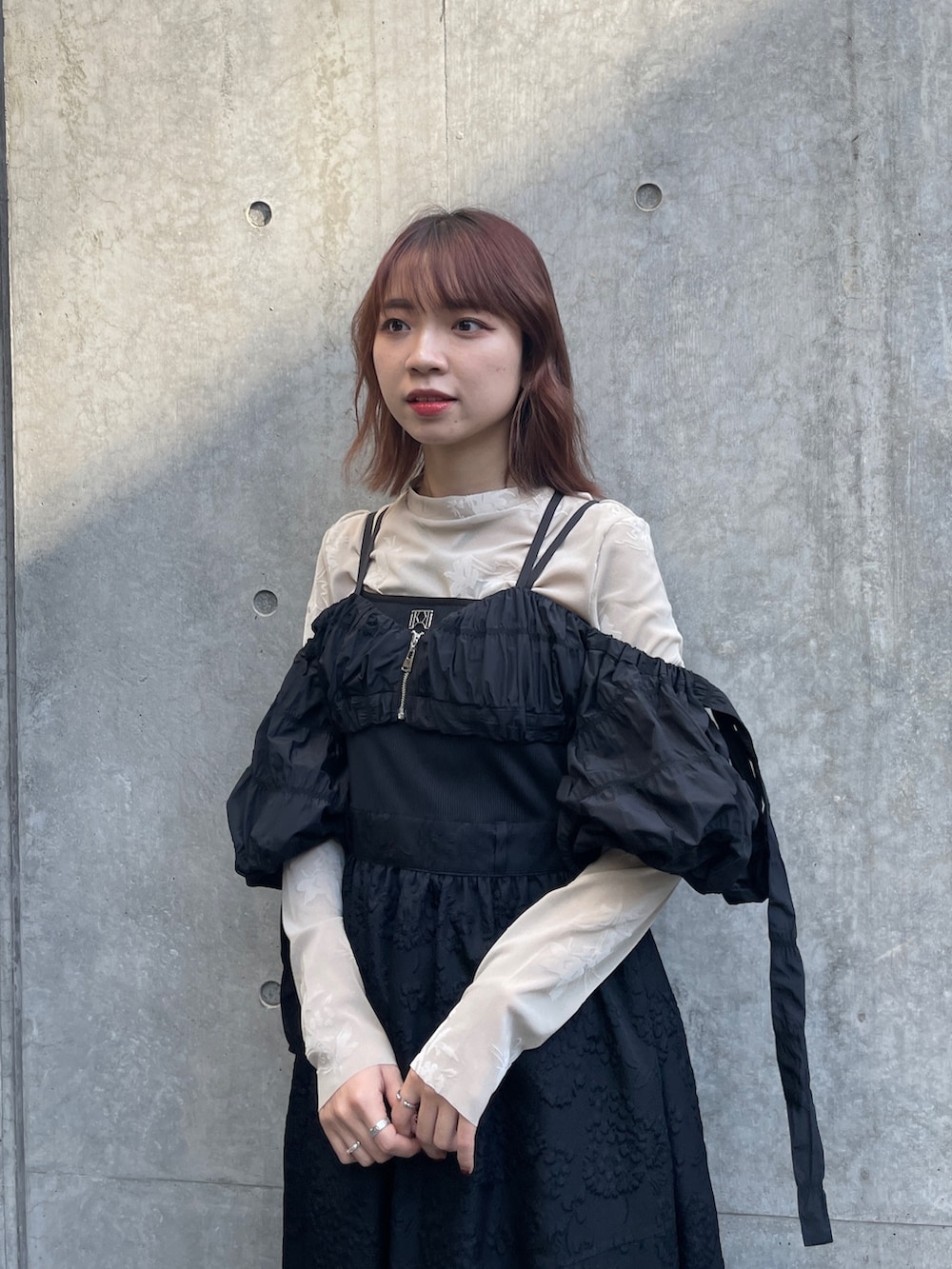 ベージュ系のTシャツ/カットソー、シルバー系のブーツを着用したレディースの秋コーディネートの3枚目の写真