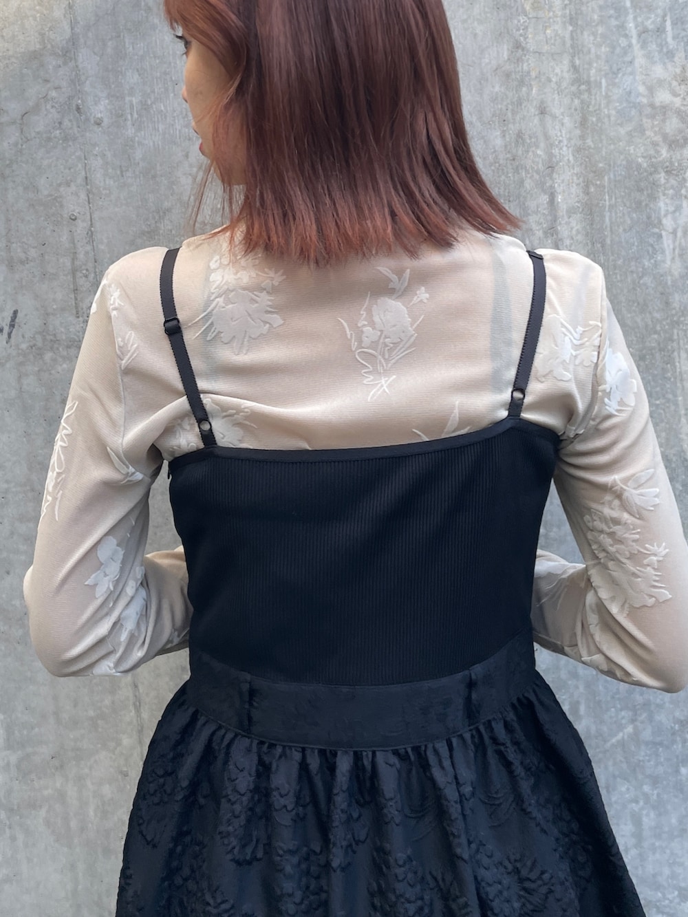 ベージュ系のTシャツ/カットソー、シルバー系のブーツを着用したレディースの秋コーディネートの6枚目の写真