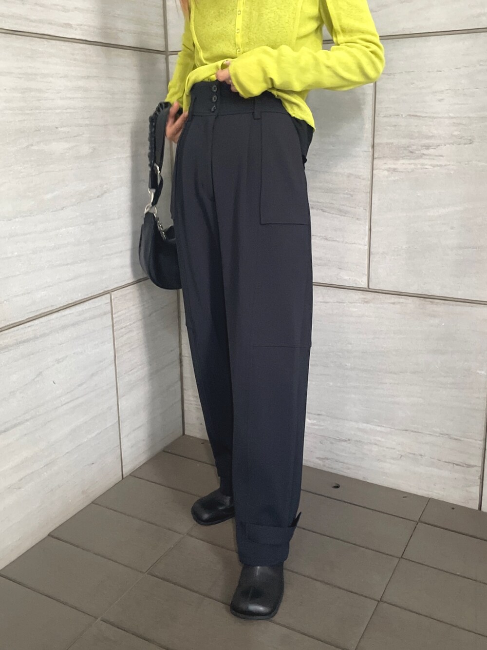 イエロー系のTシャツ/カットソー、ブラック系のその他パンツを着用したレディースの夏コーディネートの5枚目の写真