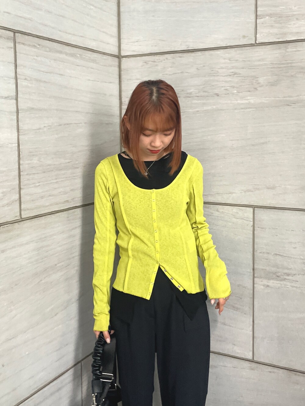 イエロー系のTシャツ/カットソー、ブラック系のその他パンツを着用したレディースの夏コーディネートの6枚目の写真