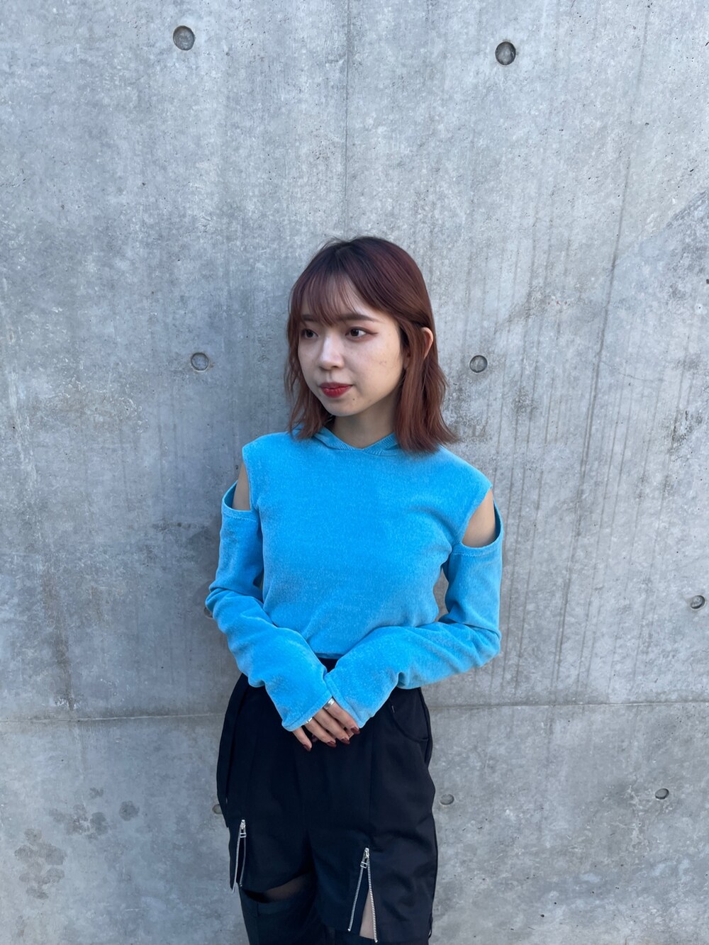 ブラック系のその他パンツを着用したレディースの秋コーディネートの5枚目の写真