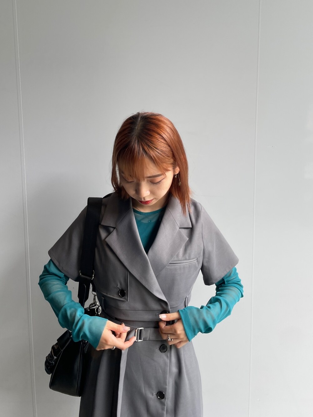 グリーン系のTシャツ/カットソー、グレー系のワンピースを着用したレディースの秋コーディネートの2枚目の写真