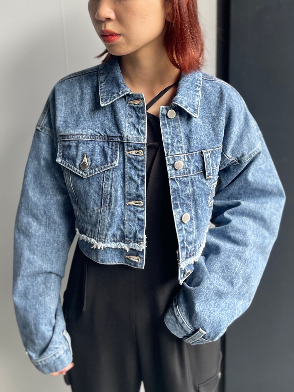 ブラック系のつなぎ/オールインワン、ブルー系のデニムジャケットを着用したレディースの秋コーディネートの3枚目の写真