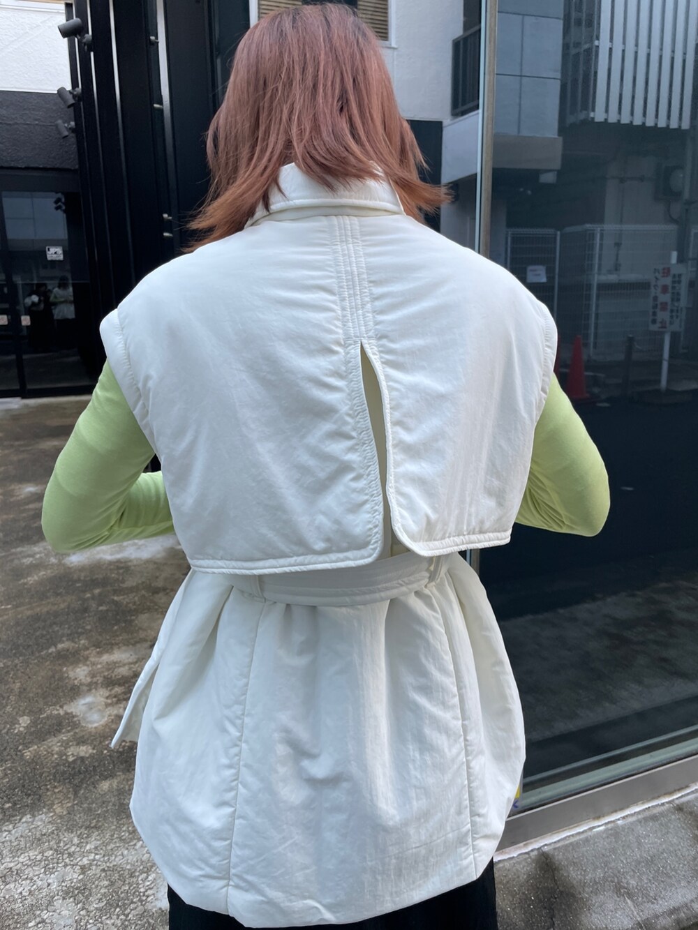 ホワイト系のダウンジャケット/コートを着用したレディースの冬コーディネートの6枚目の写真