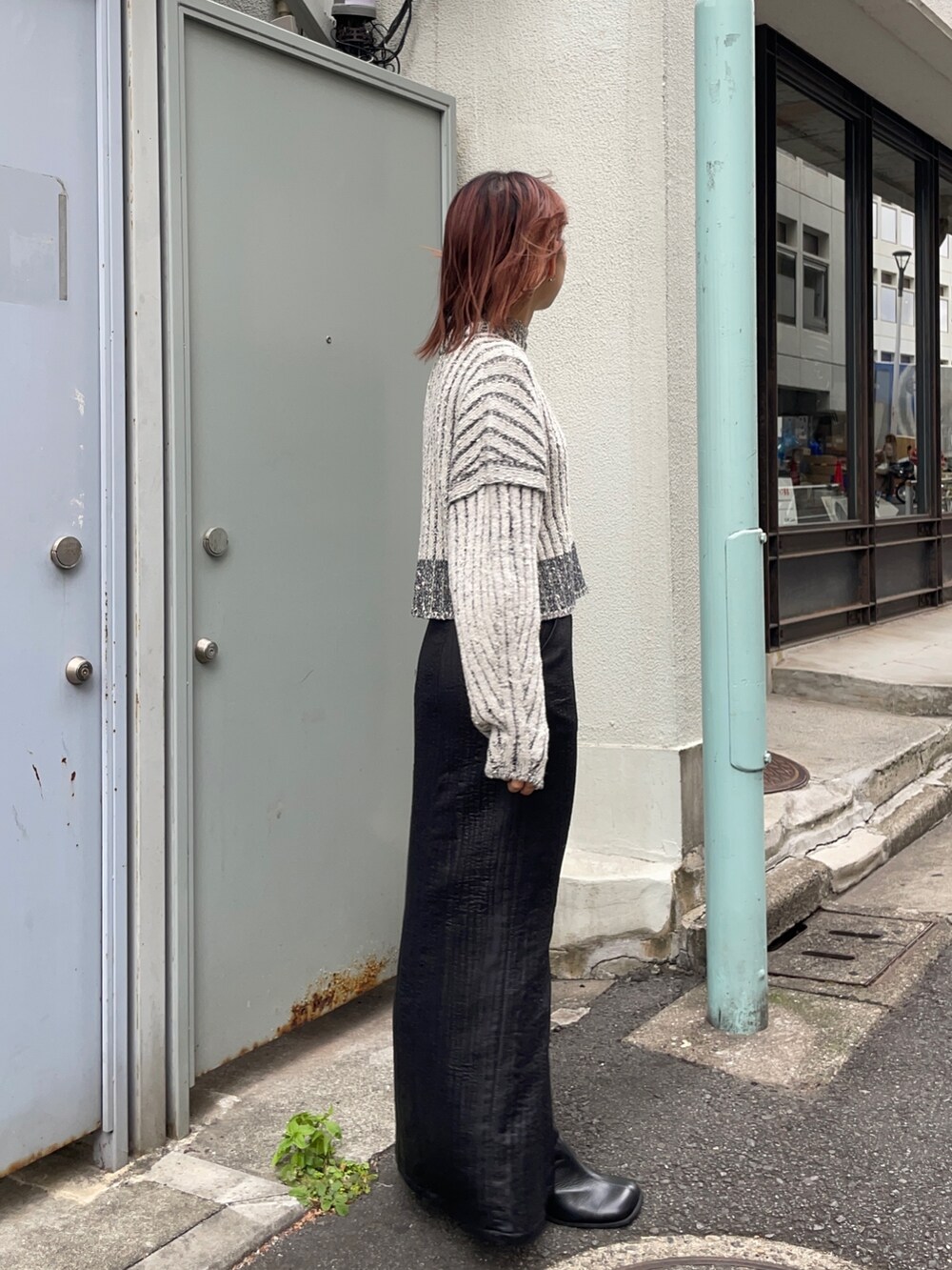 ホワイト系のニット/セーター、ブラック系のスカート、シルバー系のブーツを着用したレディースの秋コーディネートの3枚目の写真