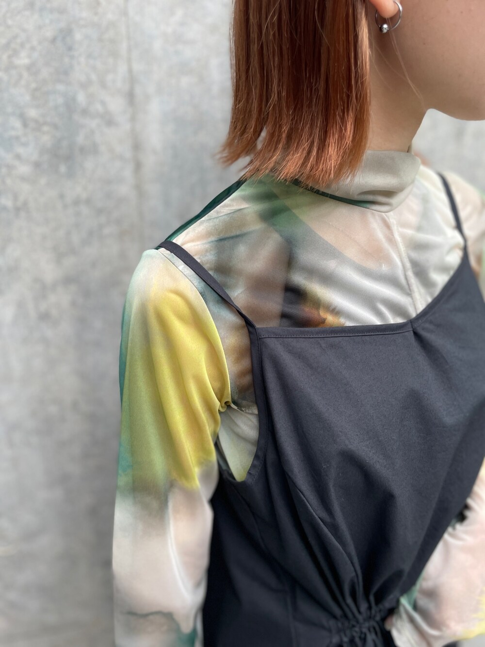 その他のTシャツ/カットソー、ブラック系のシャツワンピースを着用したレディースの秋コーディネートの5枚目の写真