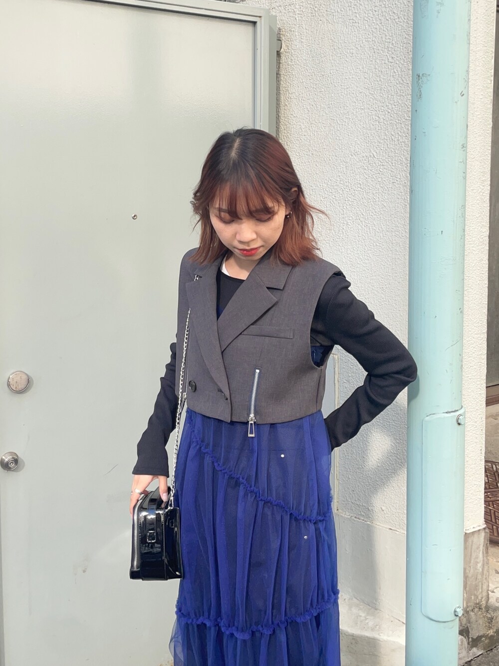 ブラック系のブーツ、グレー系のワンピース、ブラック系のTシャツ/カットソーを着用したレディースの秋コーディネートの4枚目の写真