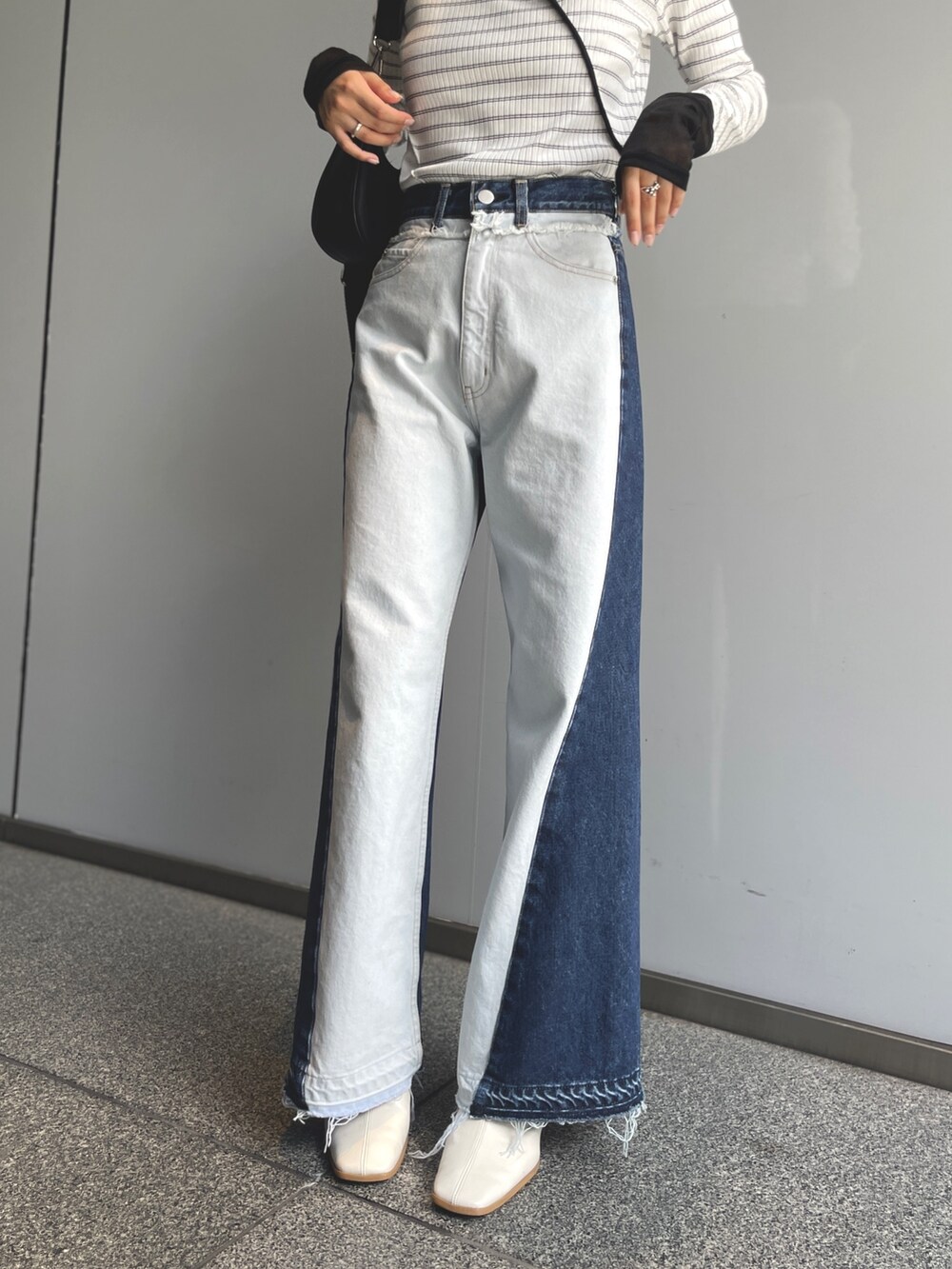 ブルー系のデニムパンツ、その他のTシャツ/カットソーを着用したレディースの夏コーディネートの3枚目の写真