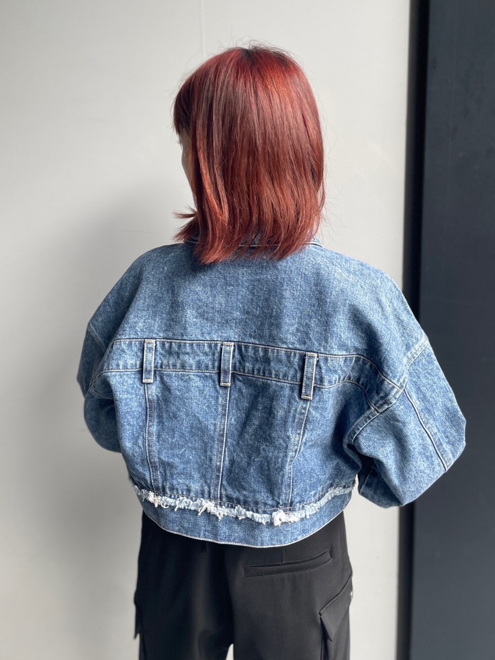 ブラック系のつなぎ/オールインワン、ブルー系のデニムジャケットを着用したレディースの秋コーディネートの4枚目の写真