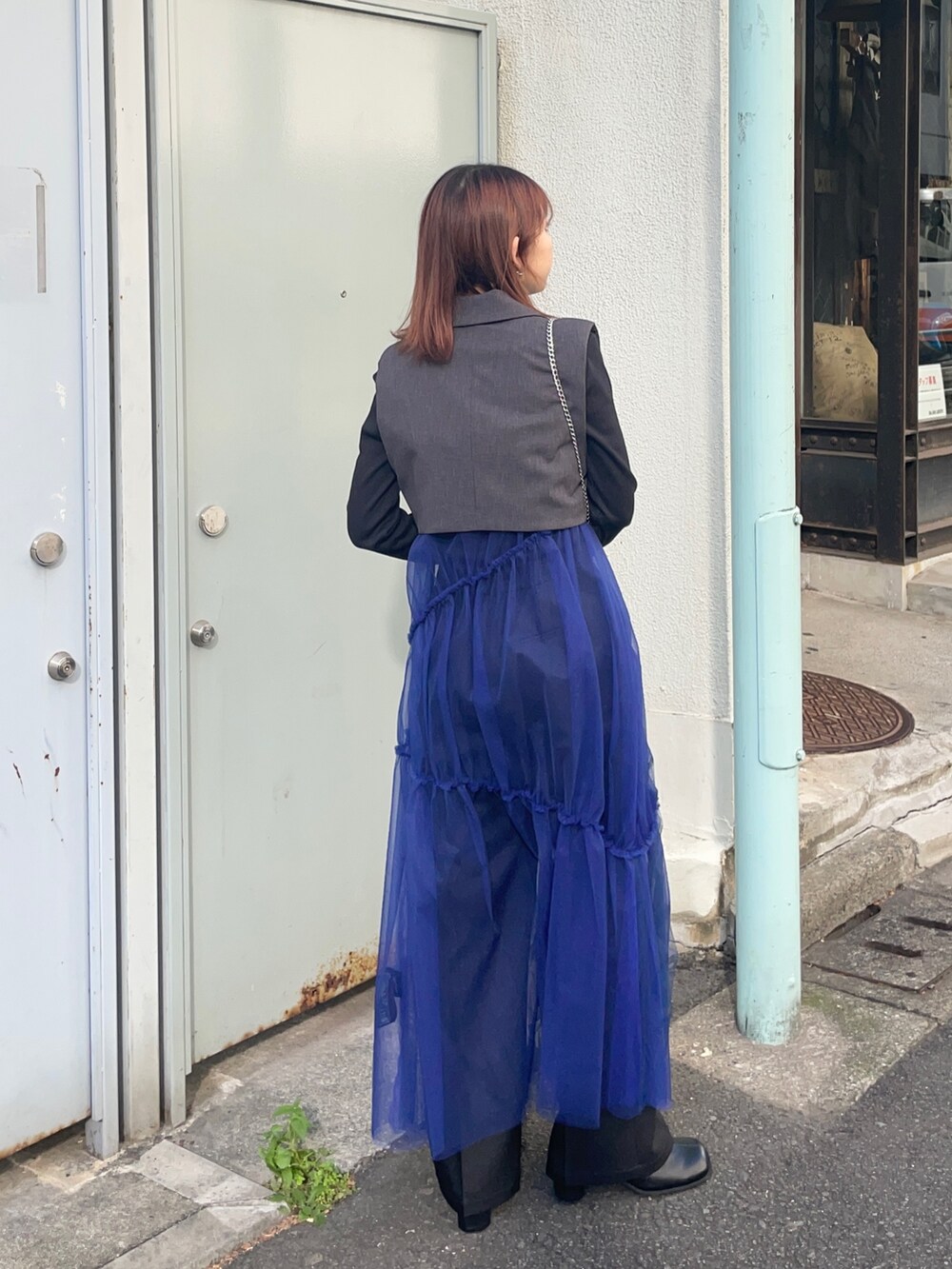 ブラック系のブーツ、グレー系のワンピース、ブラック系のTシャツ/カットソーを着用したレディースの秋コーディネートの3枚目の写真