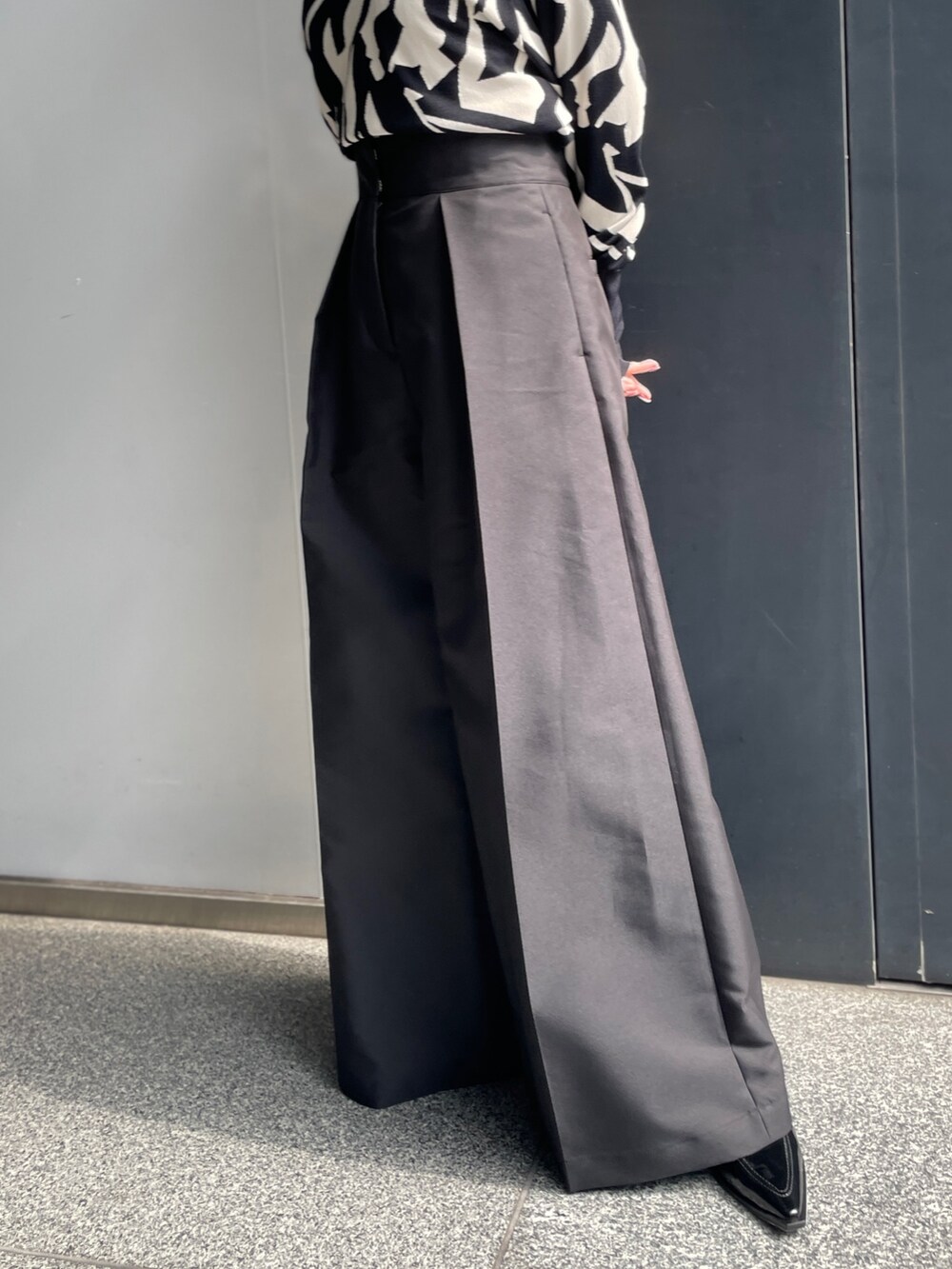 ブラック系のチノパンツ、その他のニット/セーターを着用したレディースの秋コーディネートの5枚目の写真