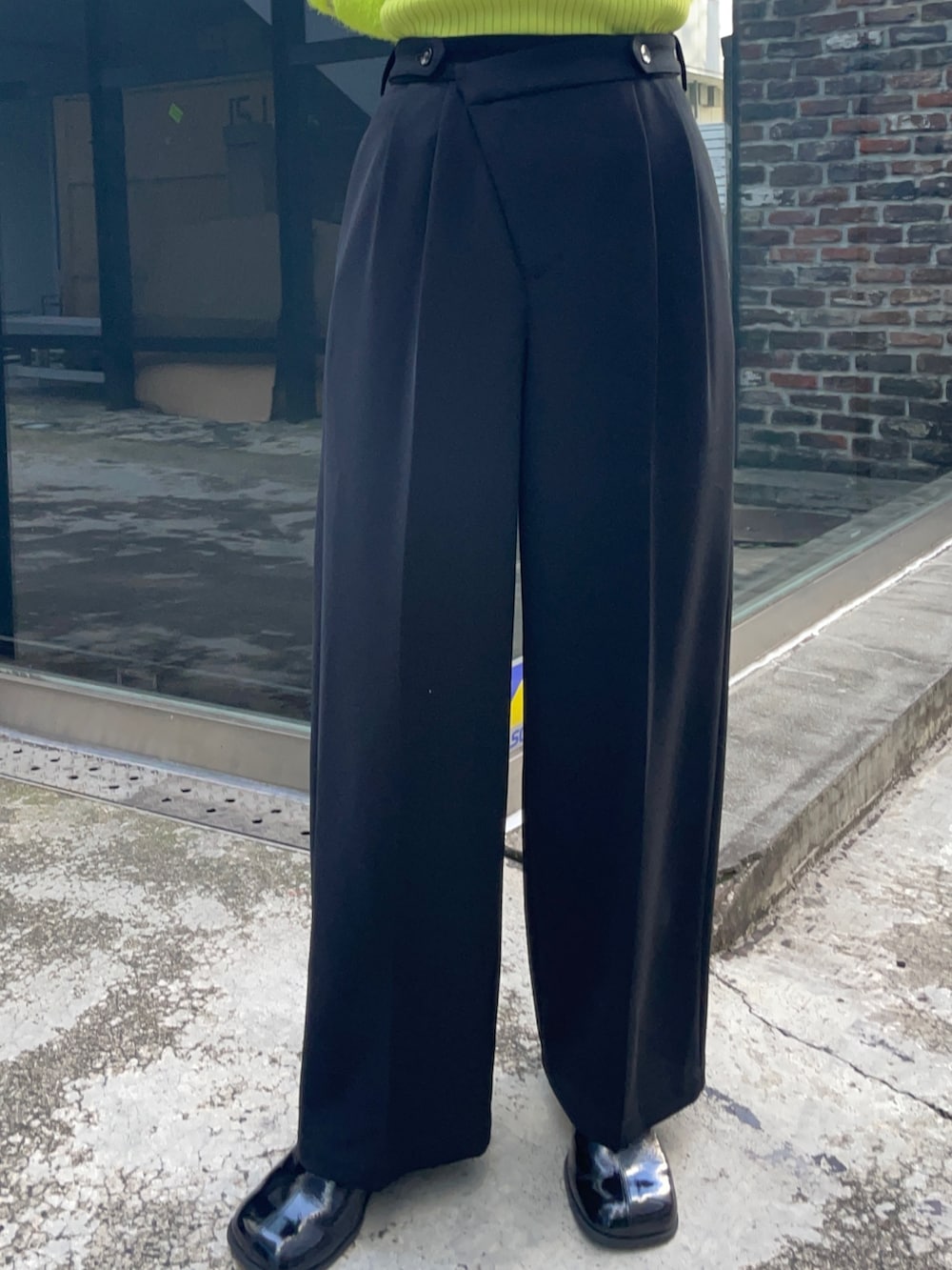 グリーン系のニット/セーターを着用したレディースの冬コーディネートの5枚目の写真