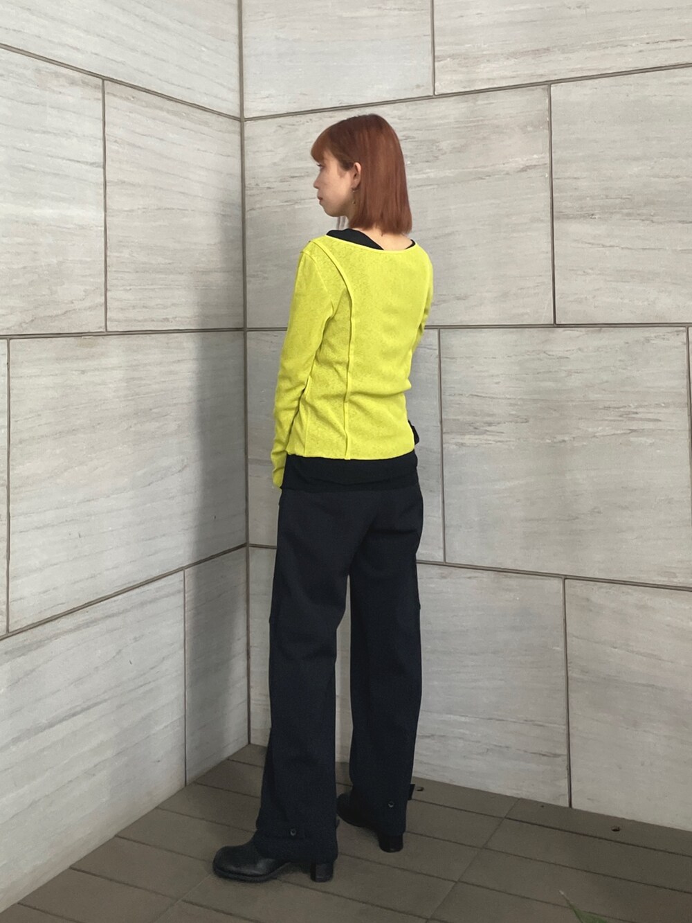 イエロー系のTシャツ/カットソー、ブラック系のその他パンツを着用したレディースの夏コーディネートの4枚目の写真