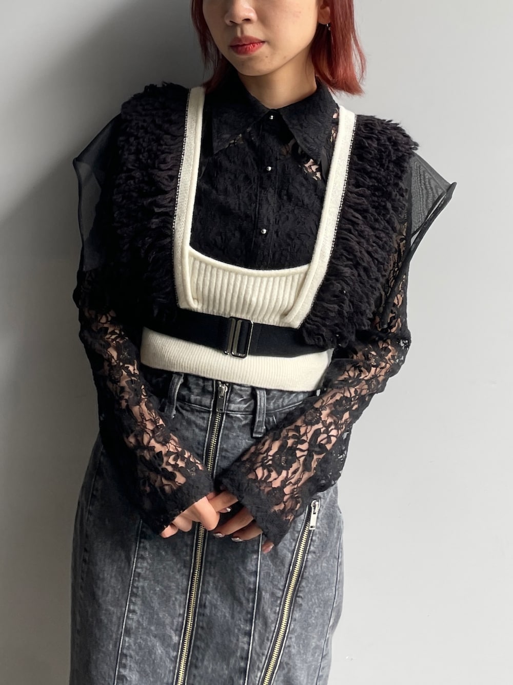 ブラック系のベスト、ブラック系のデニムスカートを着用したレディースの秋コーディネートの3枚目の写真