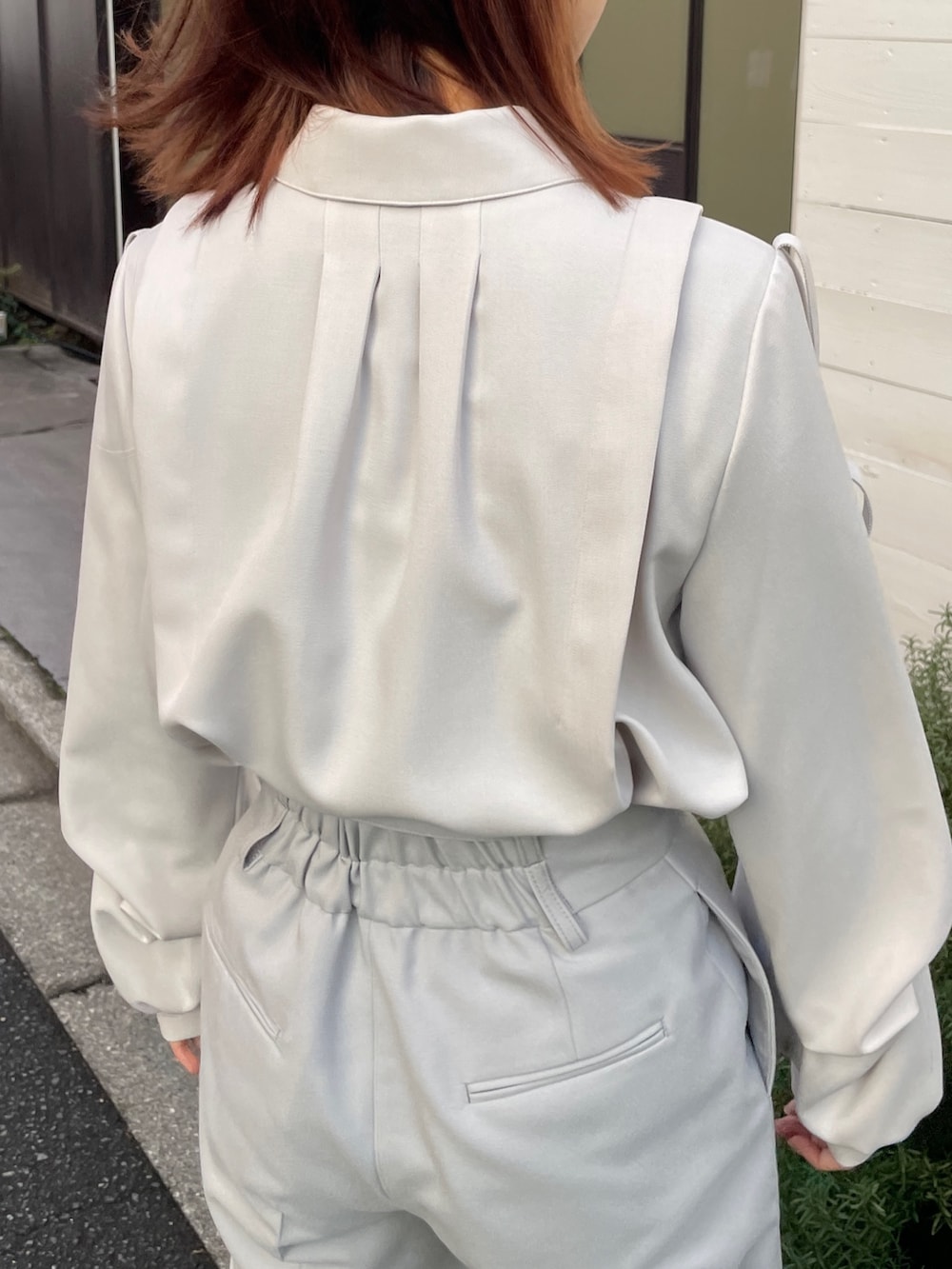 グレー系のその他パンツ、ベージュ系のシャツ/ブラウスを着用したレディースの冬コーディネートの4枚目の写真