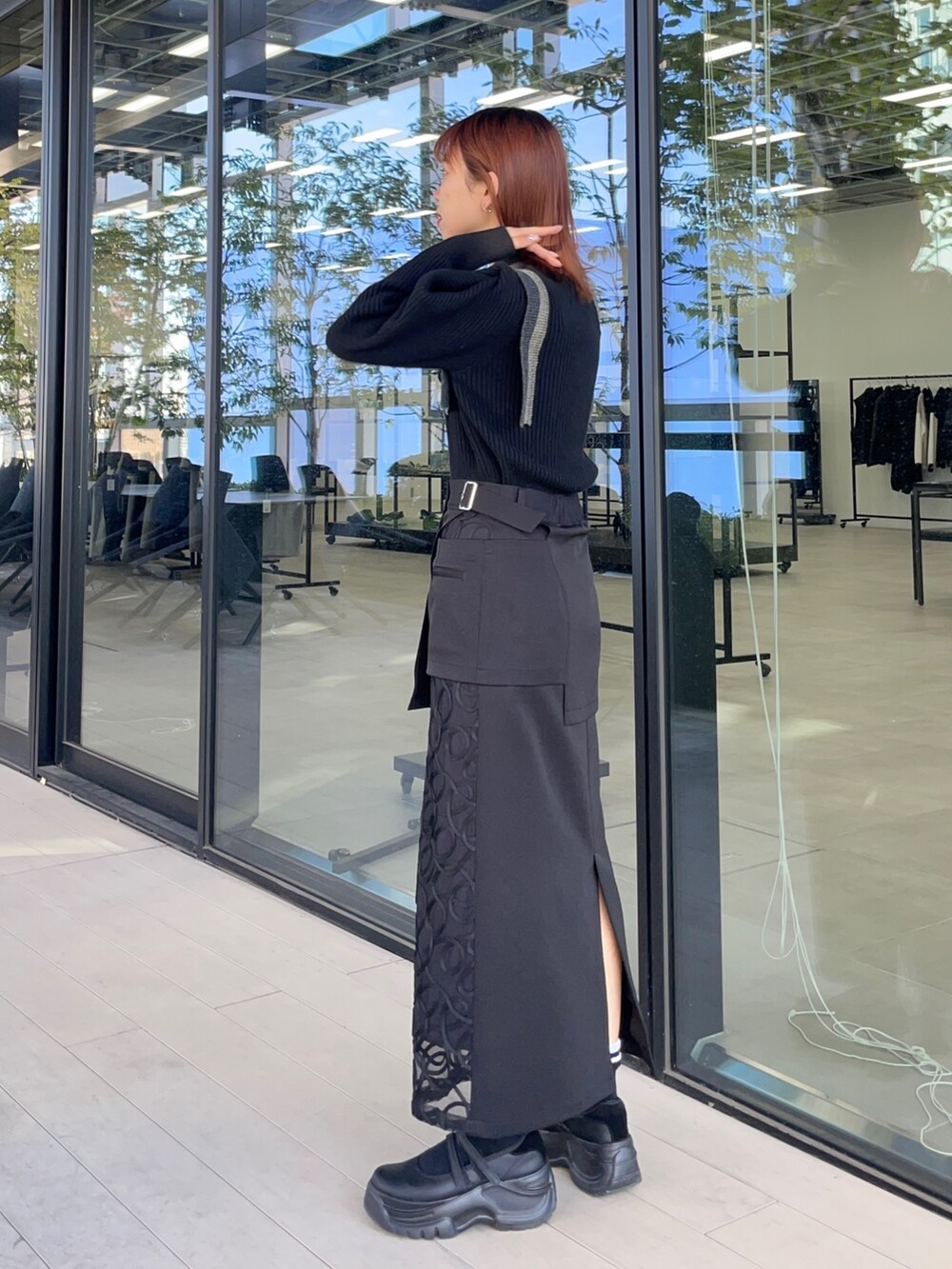 ブラック系のスカート、ブラック系のニット/セーターを着用したレディースの冬コーディネートの2枚目の写真