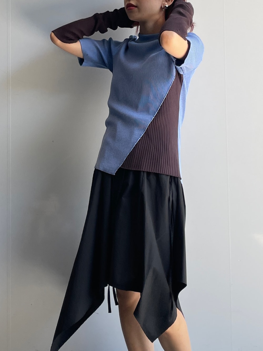 ブルー系のニット/セーター、ブラック系のシャツワンピースを着用したレディースの秋コーディネートの2枚目の写真