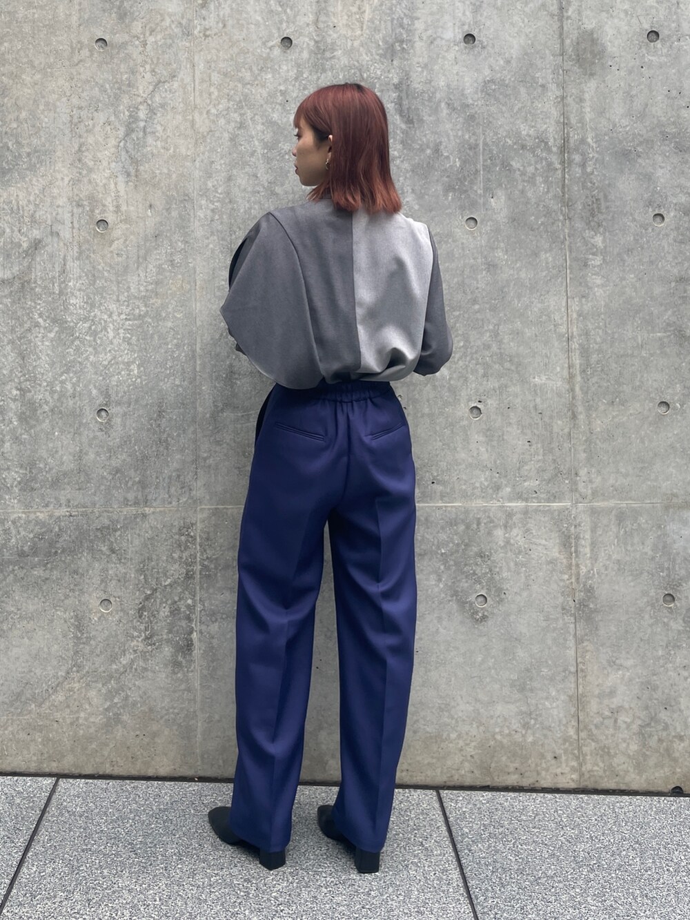 グレー系のシャツ/ブラウス、ブルー系のスラックスを着用したレディースの秋コーディネートの3枚目の写真