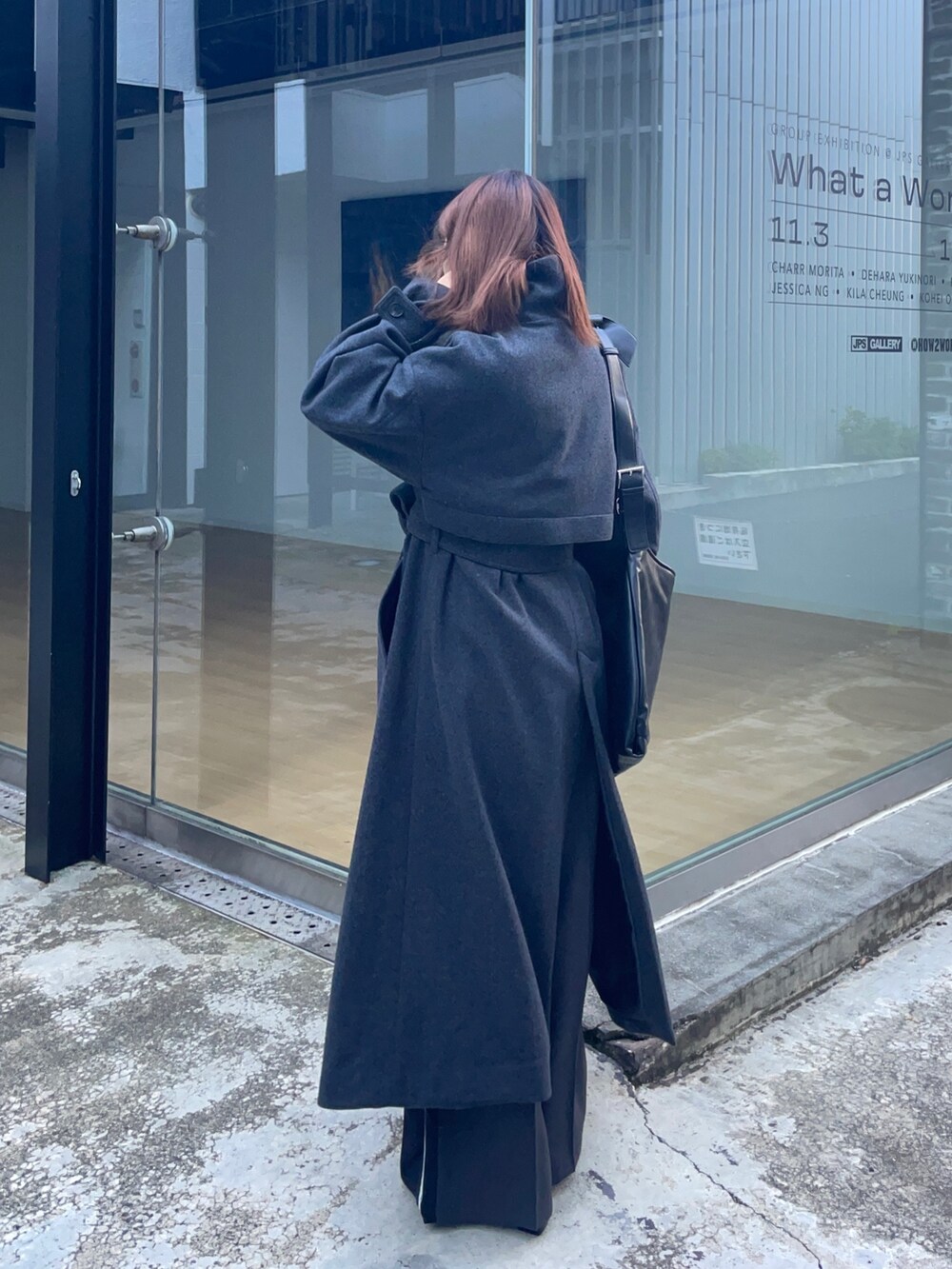 ブラック系のダウンジャケット/コート、ブラック系のトートバッグを着用したレディースの秋コーディネートの4枚目の写真