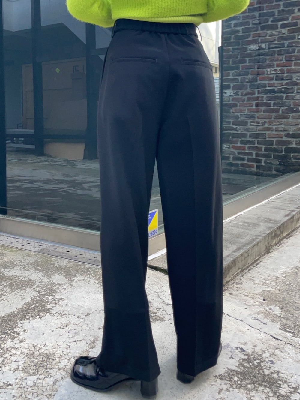 グリーン系のニット/セーターを着用したレディースの冬コーディネートの4枚目の写真