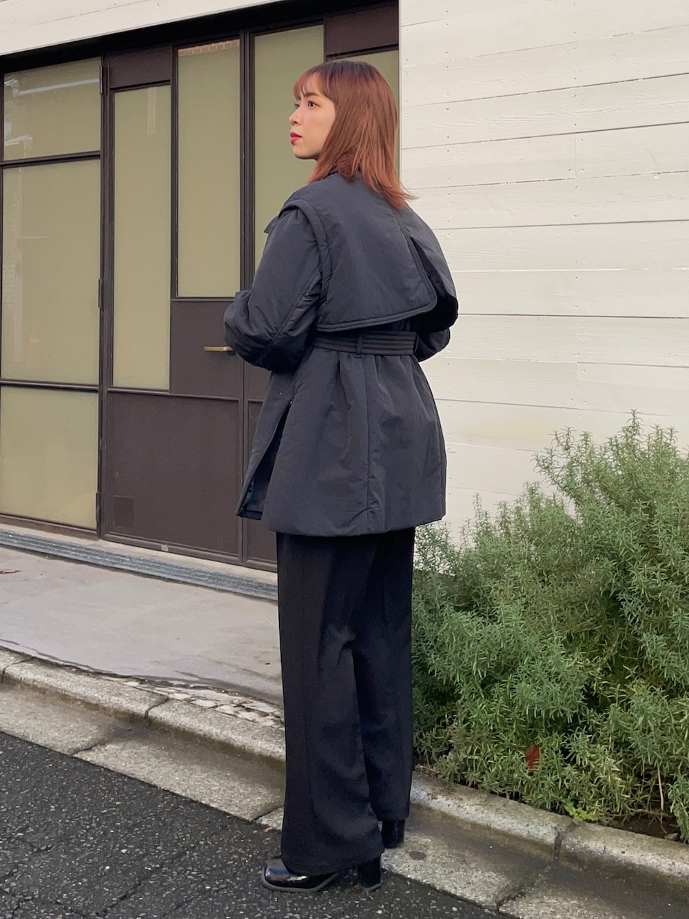 ブラック系のダウンジャケット/コートを着用したレディースの冬コーディネートの2枚目の写真