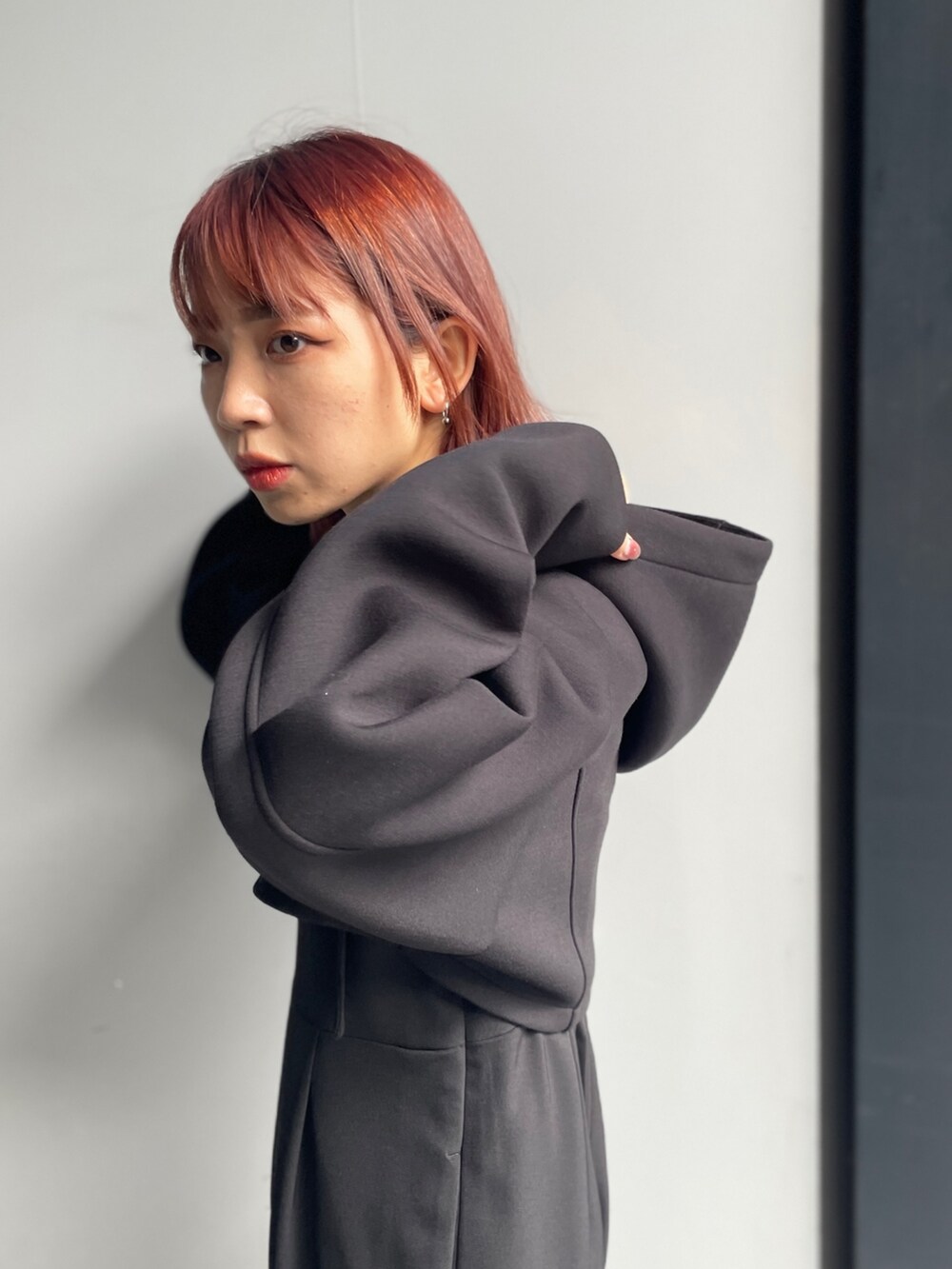 ブラック系のパーカー、ブラック系のつなぎ/オールインワンを着用したレディースの秋コーディネートの3枚目の写真