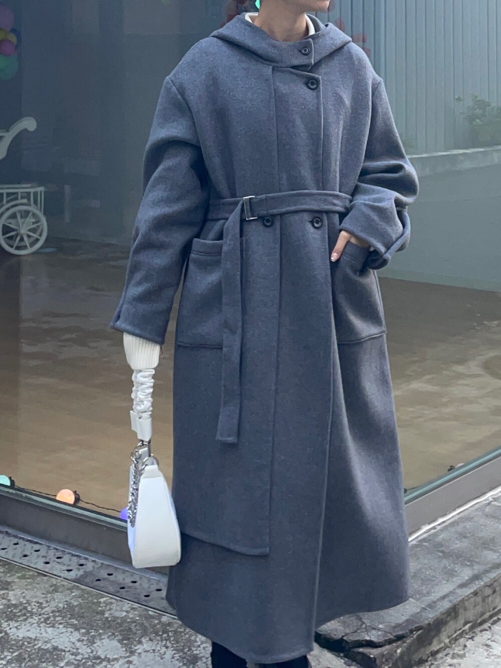 グレー系のその他アウターを着用したレディースの冬コーディネートの4枚目の写真