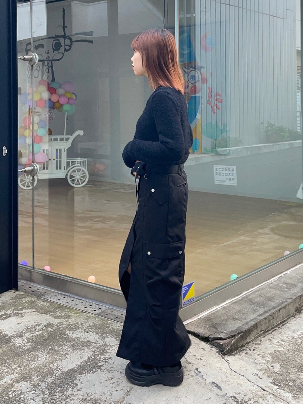 ブラック系のニット/セーター、ブラック系のスカートを着用したレディースの冬コーディネートの3枚目の写真