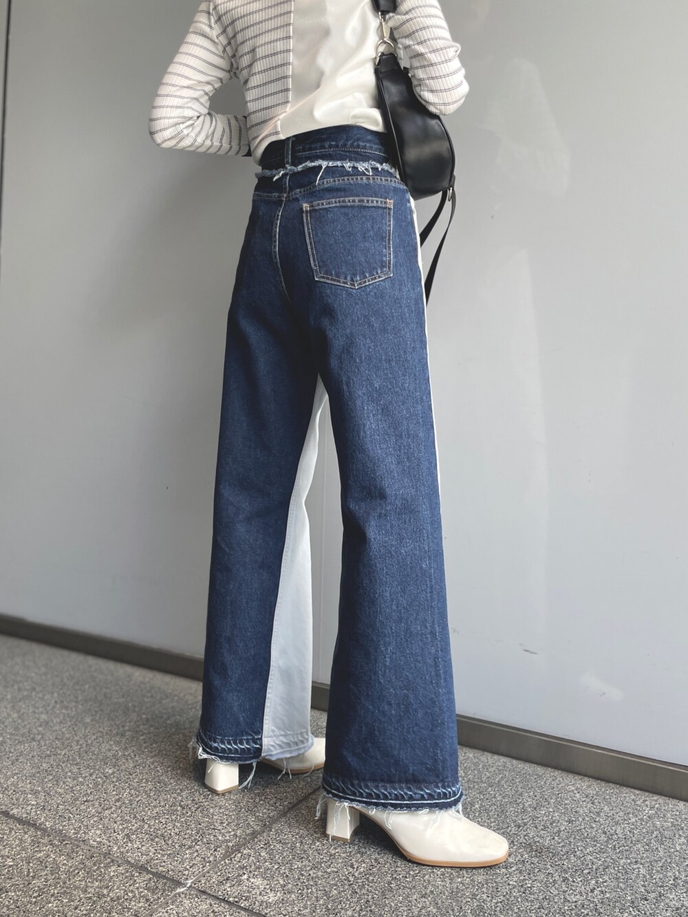 ブルー系のデニムパンツ、その他のTシャツ/カットソーを着用したレディースの夏コーディネートの5枚目の写真