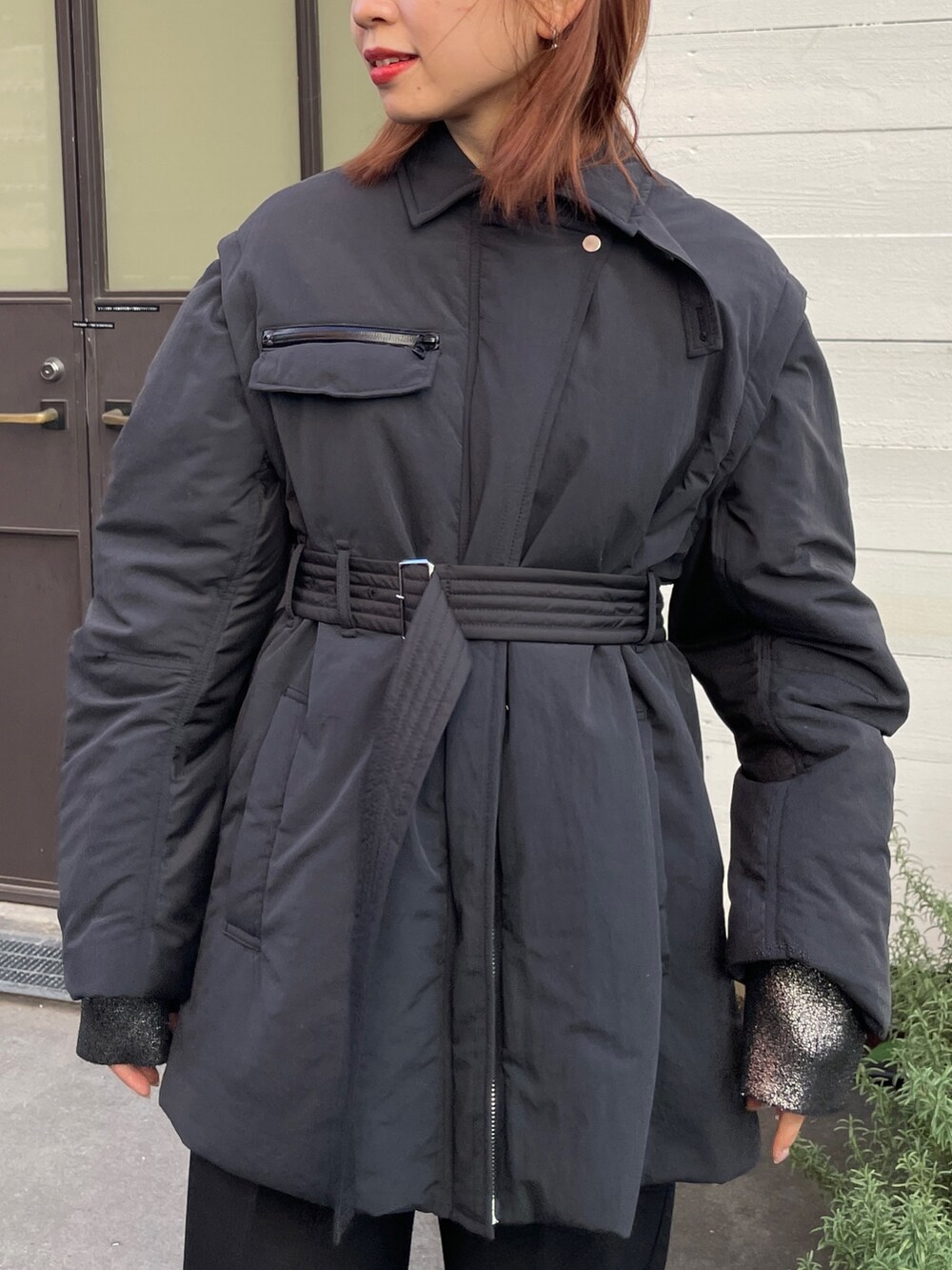 ブラック系のダウンジャケット/コートを着用したレディースの冬コーディネートの3枚目の写真