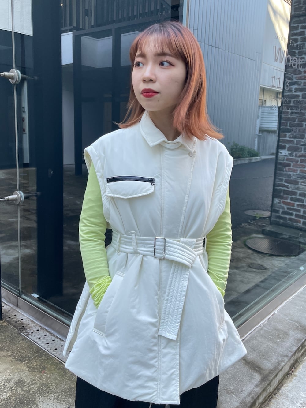 ホワイト系のダウンジャケット/コートを着用したレディースの冬コーディネートの4枚目の写真