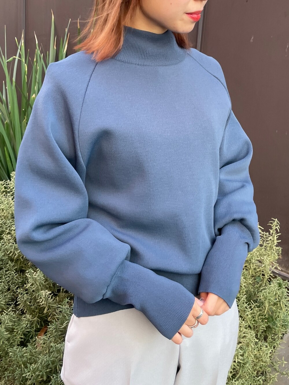 グレー系のニット/セーター、グレー系のその他パンツを着用したレディースの冬コーディネートの4枚目の写真