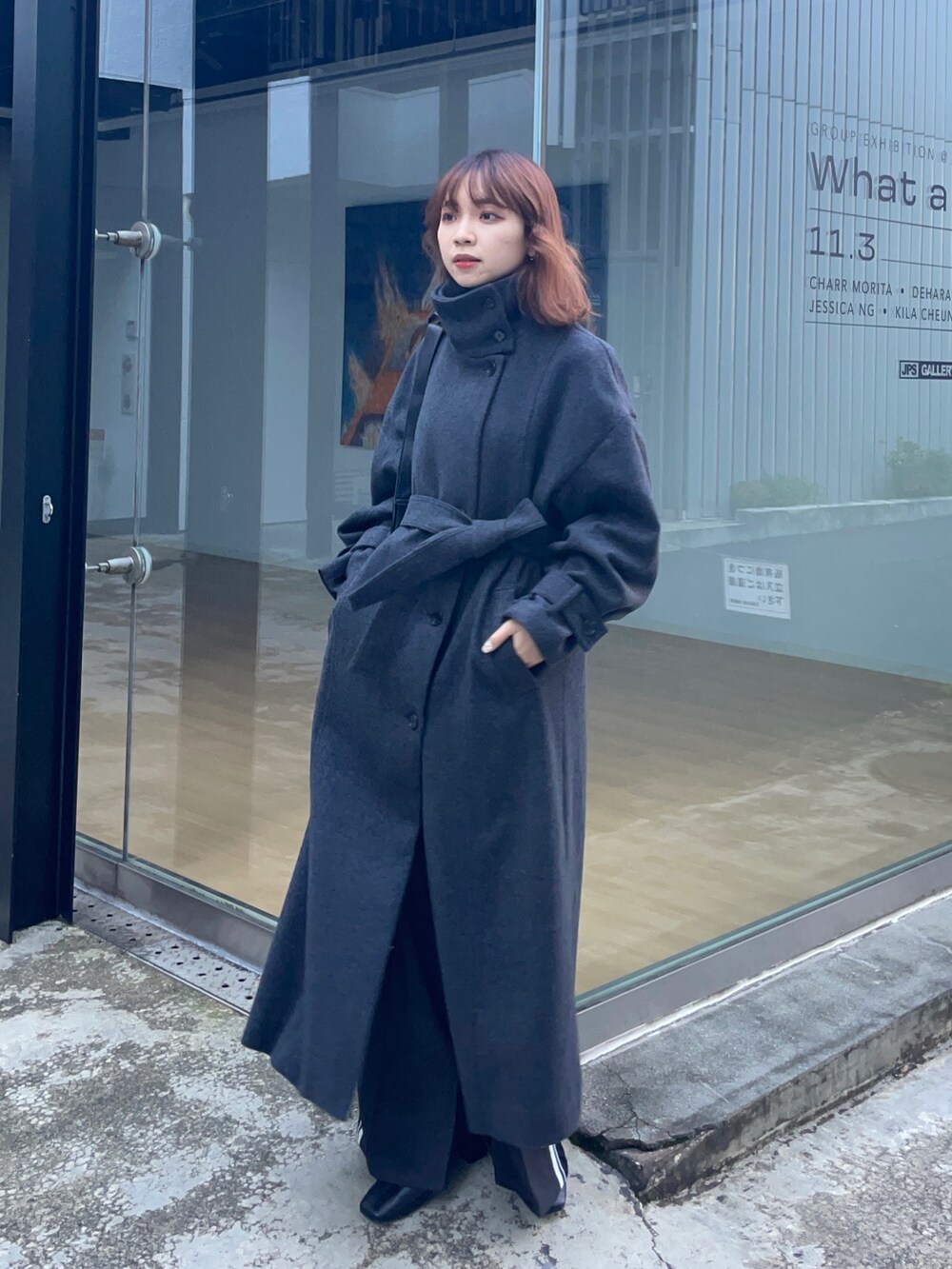 ブラック系のダウンジャケット/コート、ブラック系のトートバッグを着用したレディースの秋コーディネートの2枚目の写真