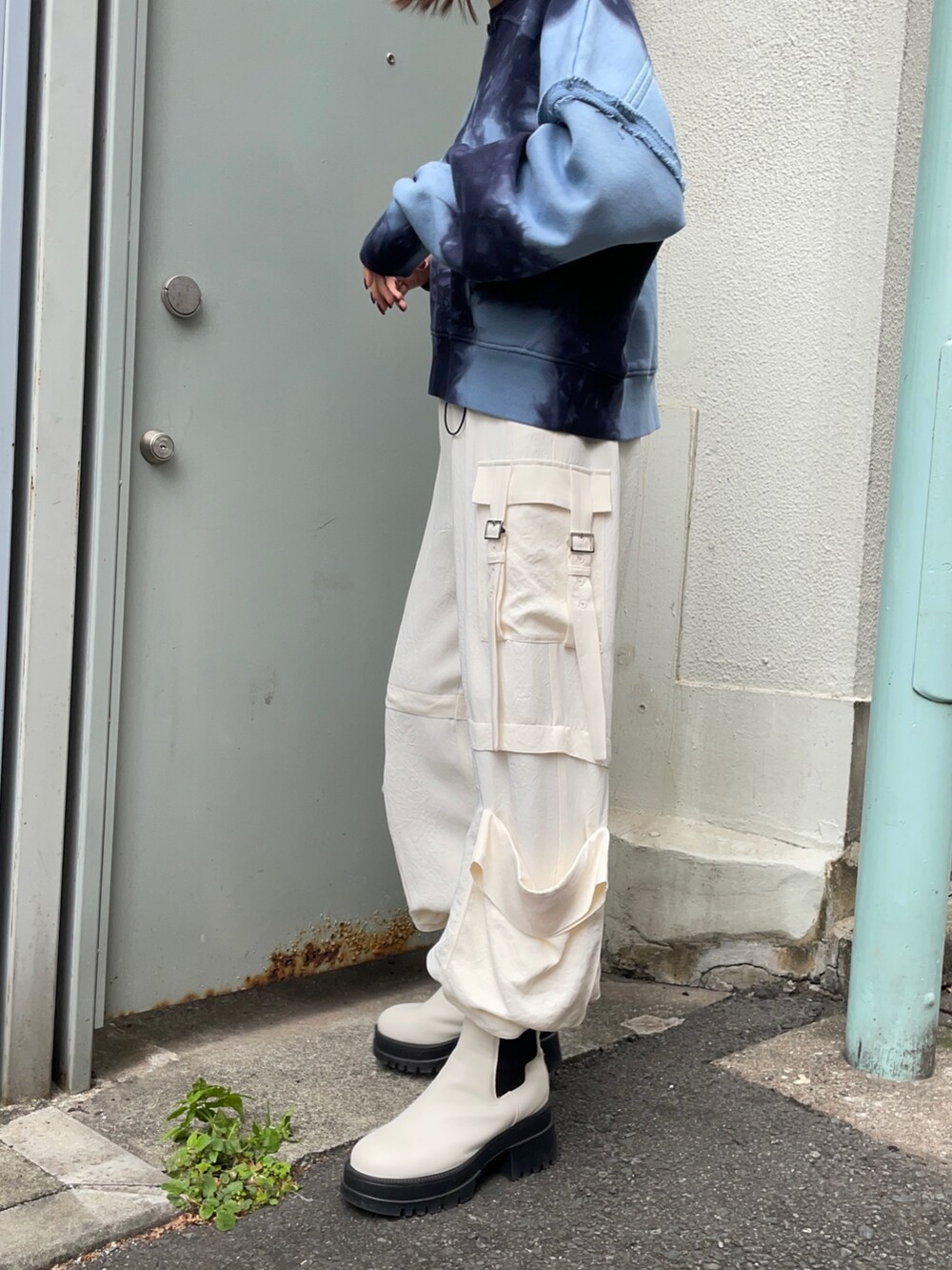 ホワイト系のカーゴパンツを着用したレディースの秋コーディネートの7枚目の写真
