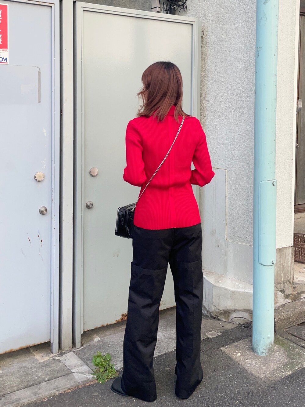 ブラック系のブーツ、ブラック系のその他パンツ、ブラック系のショルダーバッグを着用したレディースの秋コーディネートの2枚目の写真