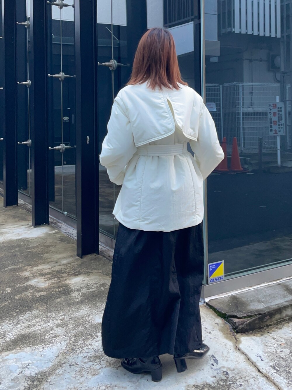 ホワイト系のダウンジャケット/コートを着用したレディースの冬コーディネートの2枚目の写真