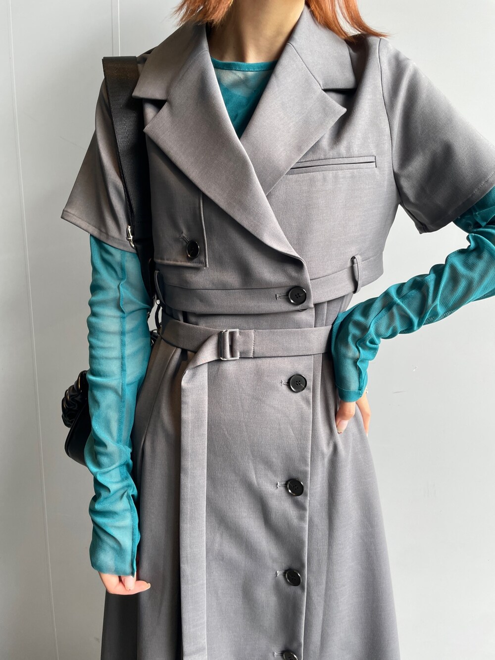 グリーン系のTシャツ/カットソー、グレー系のワンピースを着用したレディースの秋コーディネートの5枚目の写真