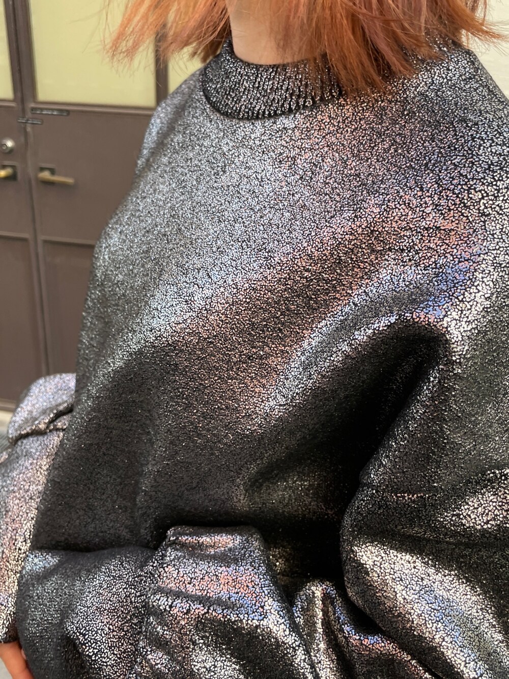 ブラック系のその他パンツ、シルバー系のニット/セーターを着用したレディースの冬コーディネートの4枚目の写真