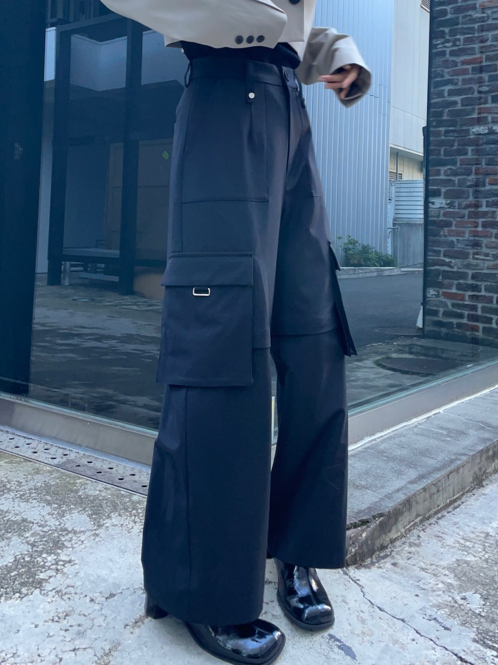 シルバー系のネックレスを着用したレディースの冬コーディネートの5枚目の写真