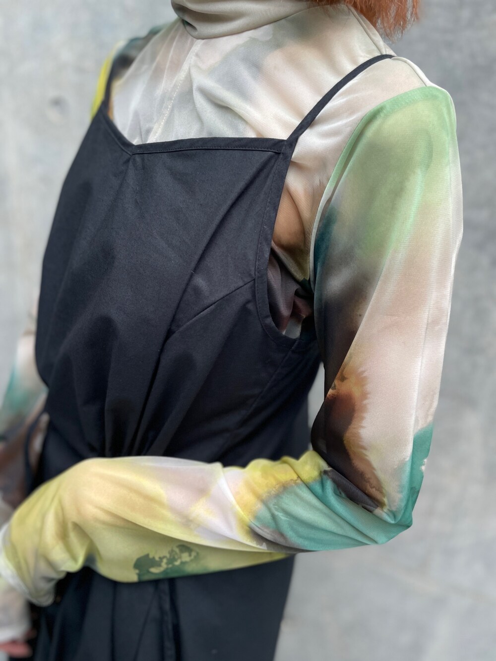 その他のTシャツ/カットソー、ブラック系のシャツワンピースを着用したレディースの秋コーディネートの4枚目の写真