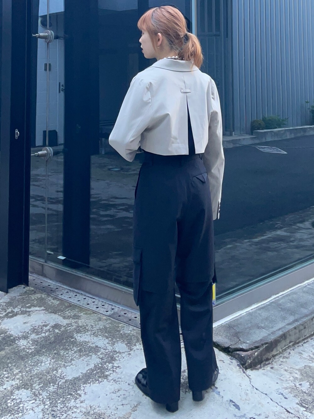 シルバー系のネックレスを着用したレディースの冬コーディネートの2枚目の写真