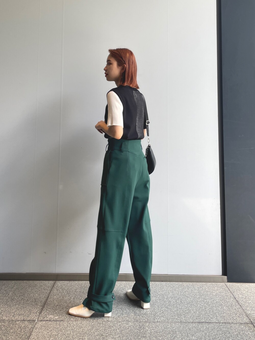 ブラック系のニット/セーター、グリーン系のその他パンツを着用したレディースの夏コーディネートの3枚目の写真