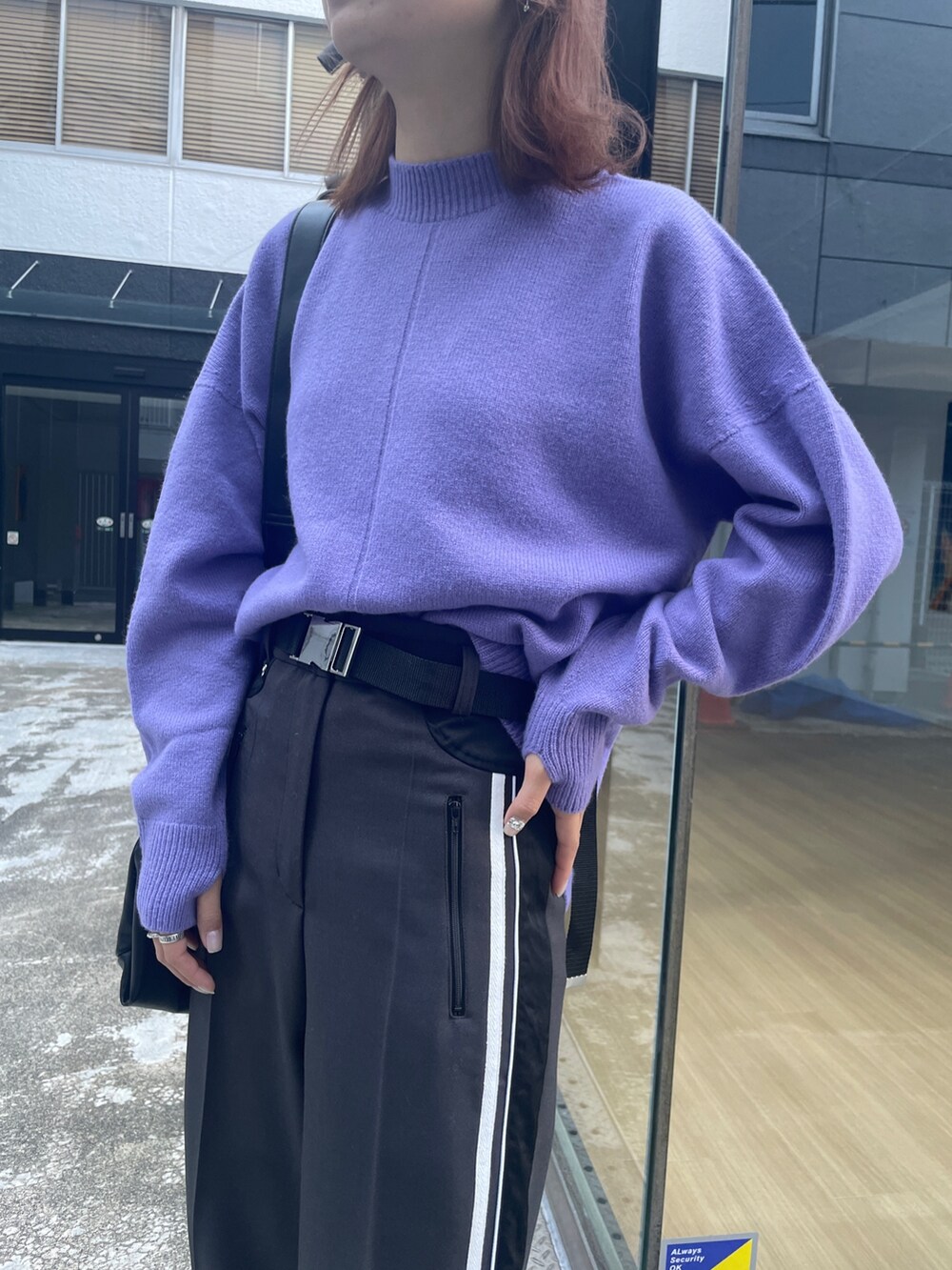 グレー系のその他パンツ、パープル系のニット/セーター、ブラック系のブーツを着用したレディースの秋コーディネートの7枚目の写真