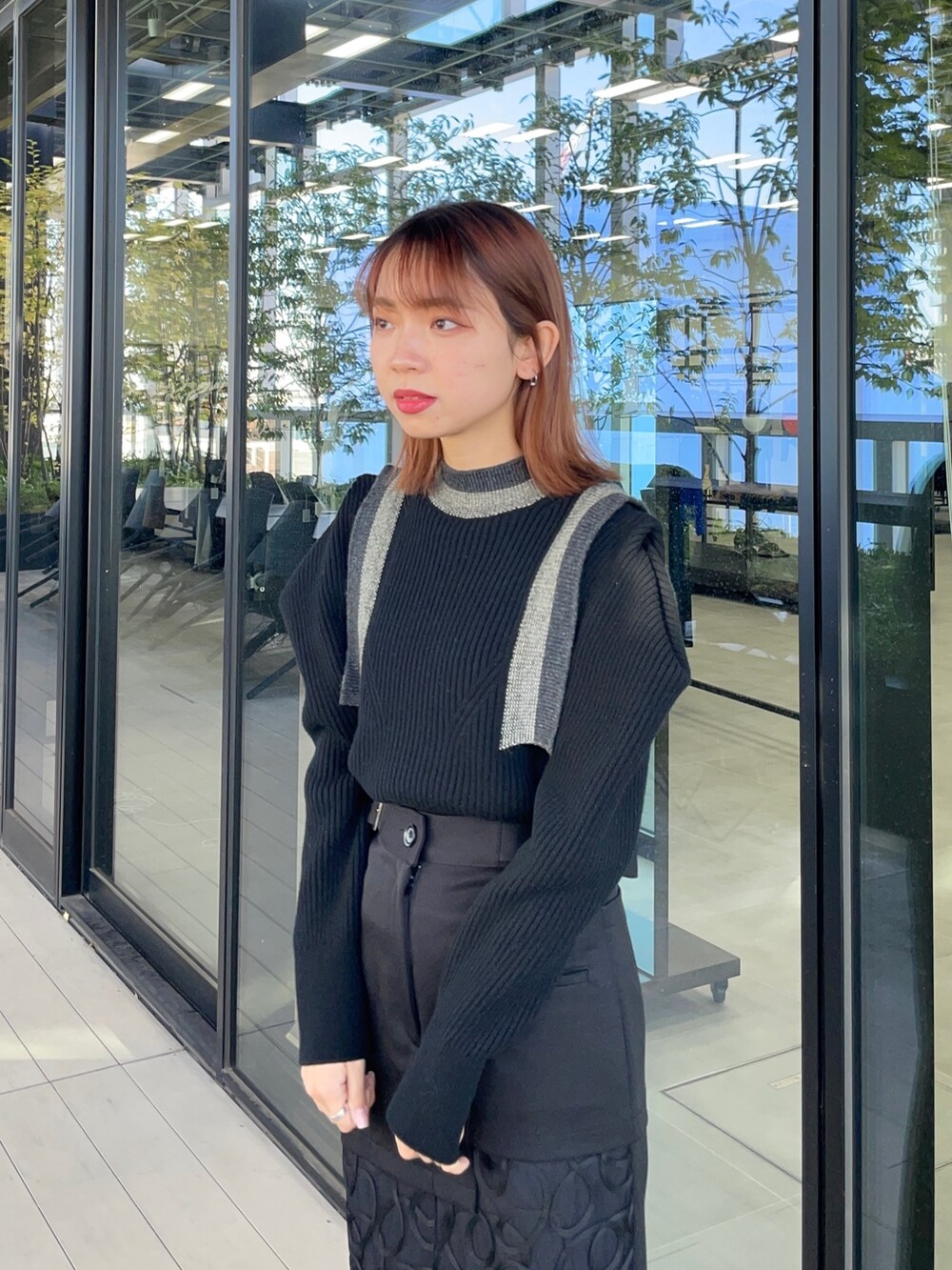 ブラック系のスカート、ブラック系のニット/セーターを着用したレディースの冬コーディネートの3枚目の写真