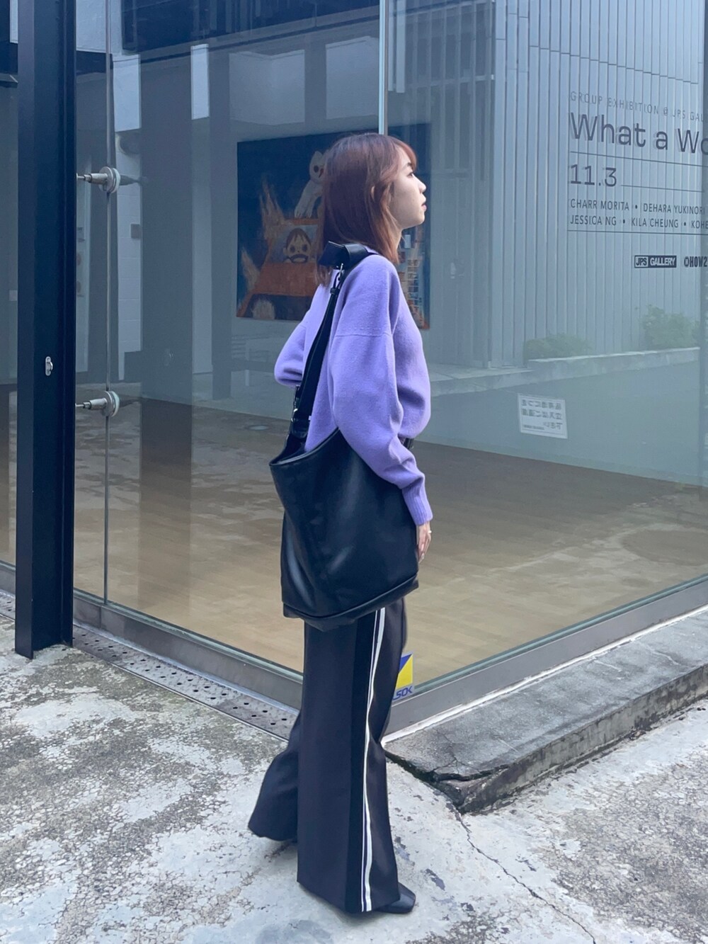 グレー系のその他パンツ、パープル系のニット/セーター、ブラック系のブーツを着用したレディースの秋コーディネートの2枚目の写真