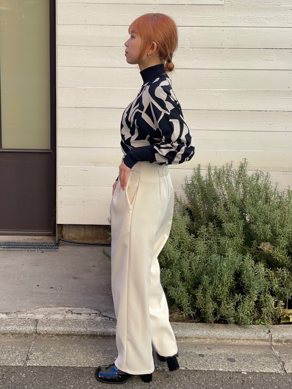 ホワイト系のその他パンツ、その他のニット/セーターを着用したレディースの冬コーディネートの3枚目の写真